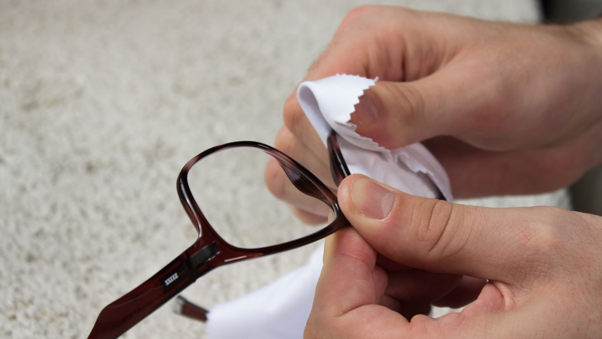 Come pulire gli occhiali da vista? Le 5 mosse vincenti 