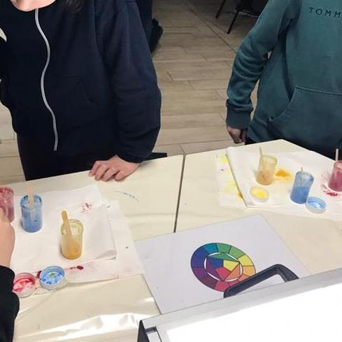 Bambini sperimentano con la cartella dei colori naturali