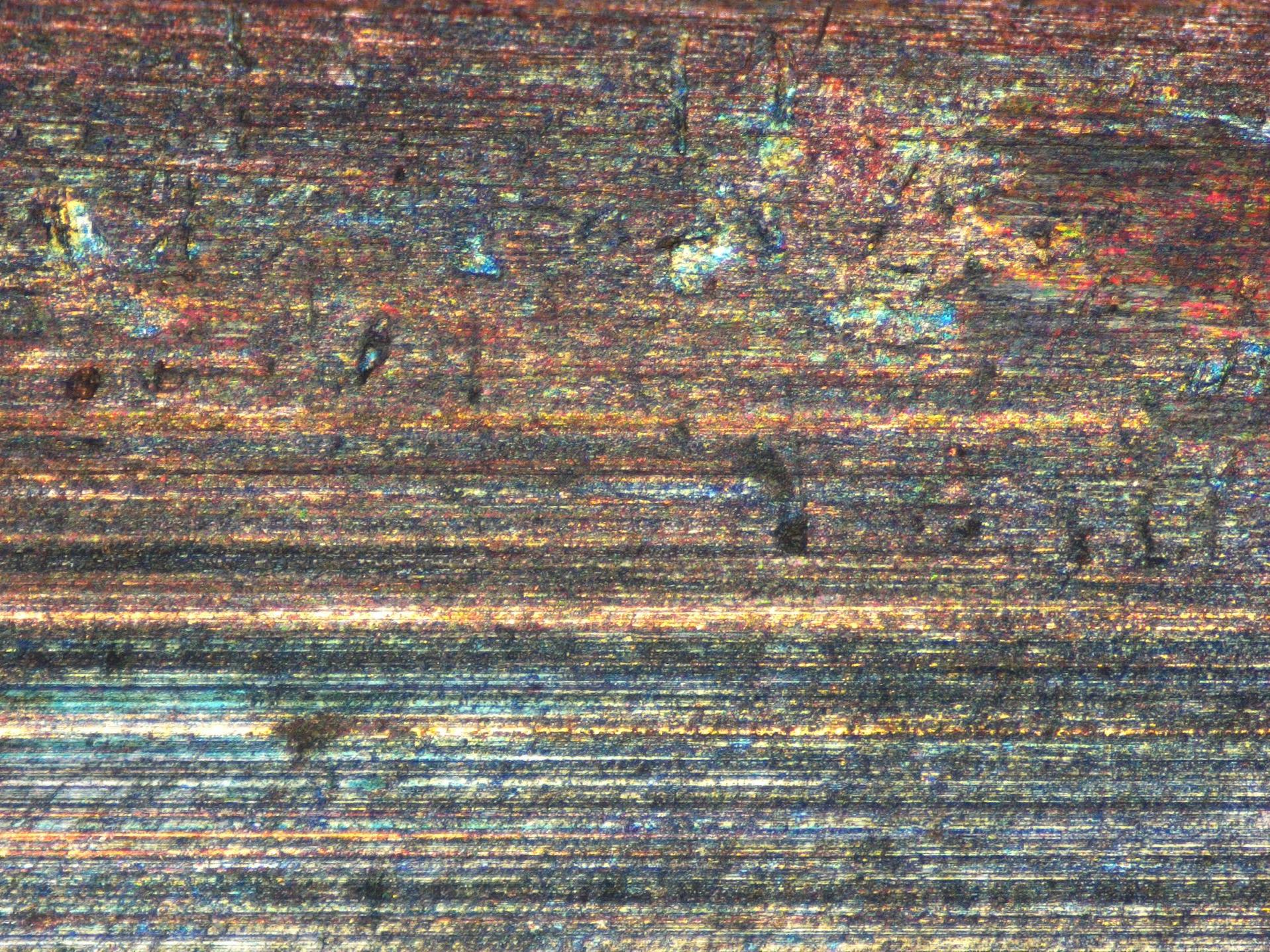 Il bossolo della cartuccia al microscopio per le analisi forensi