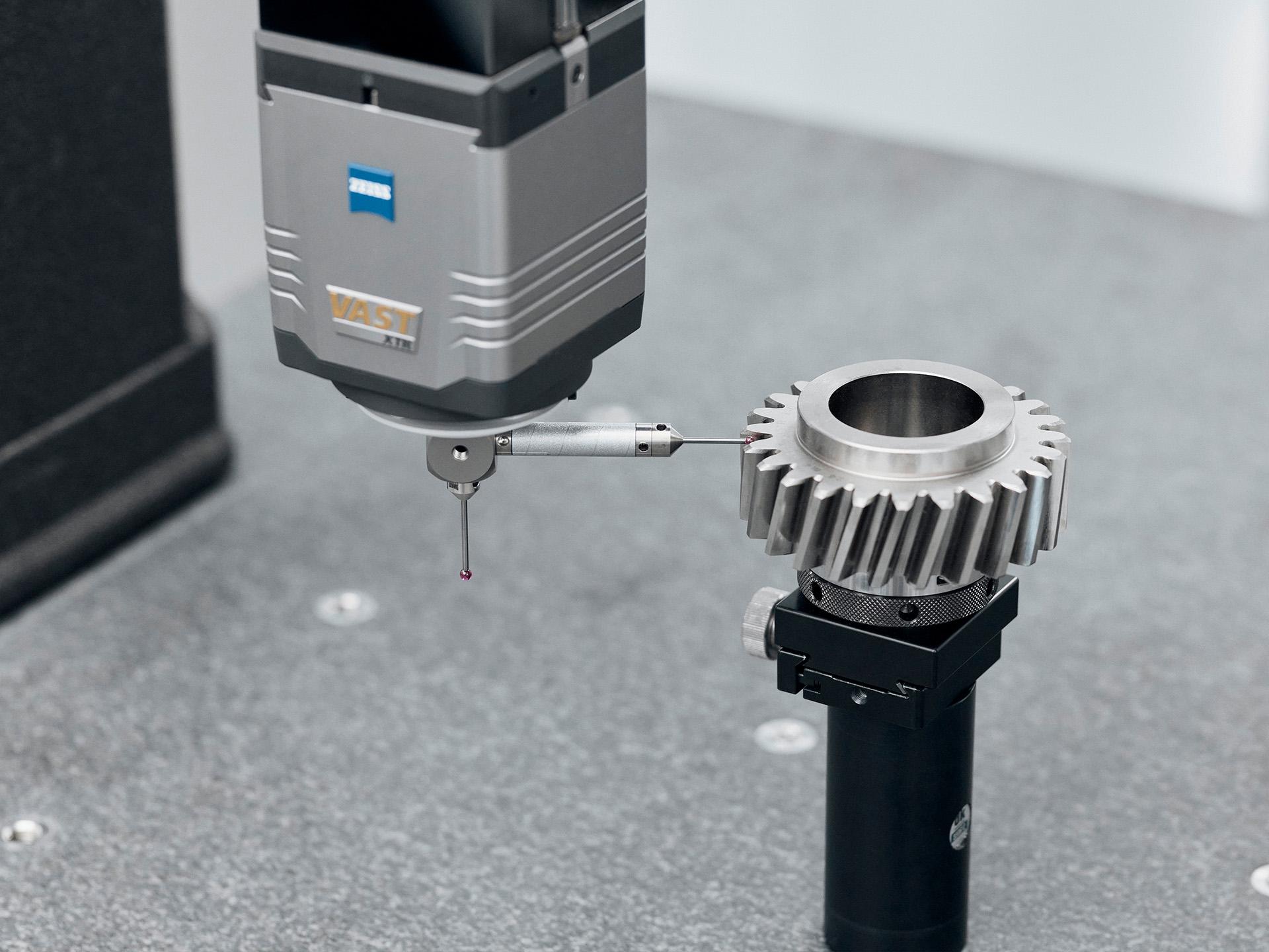 ZEISS VAST XTR gold con giunto girevole consente varie posizioni angolari.