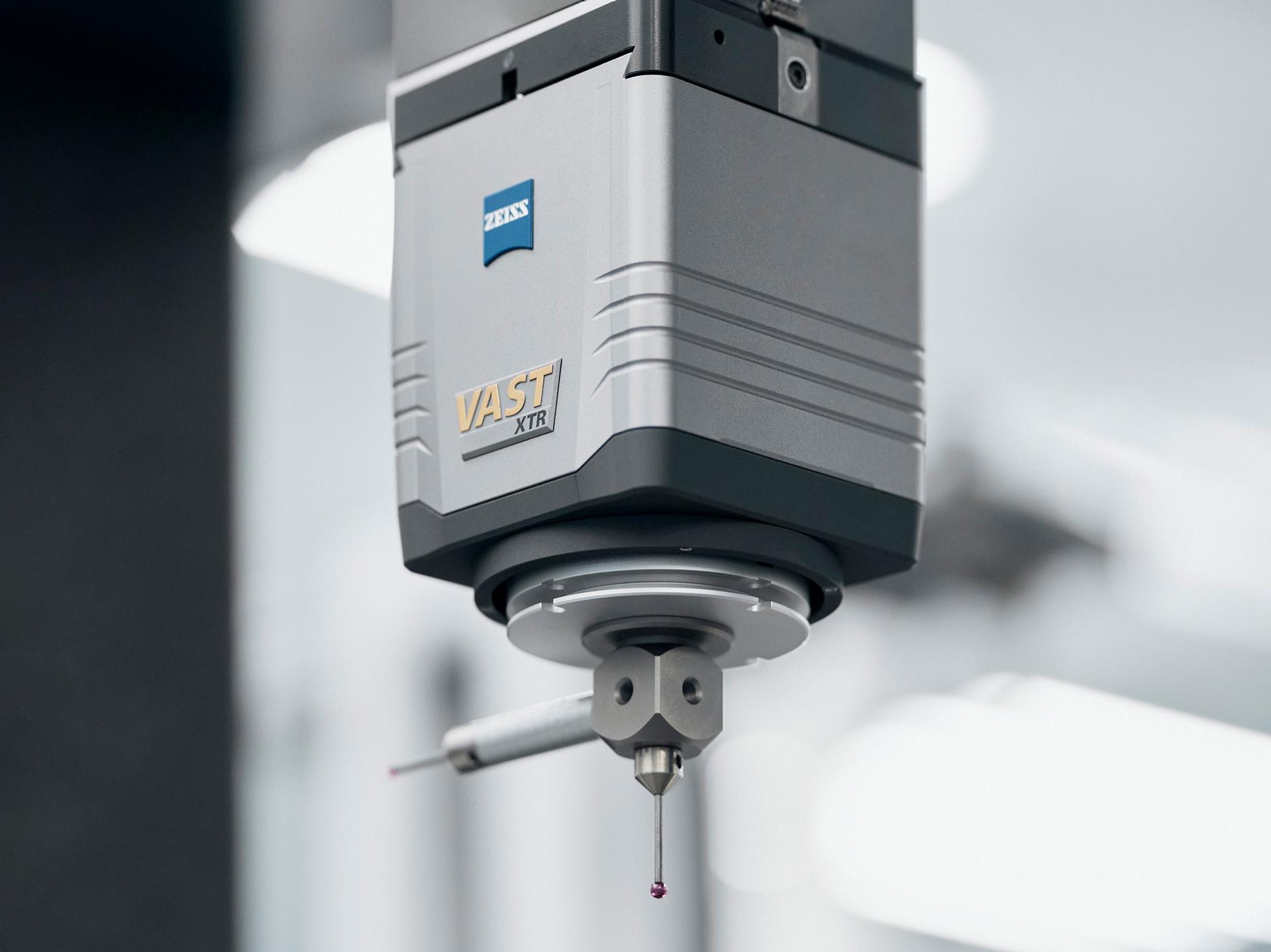 ZEISS VAST XTR gold con giunto girevole consente varie posizioni angolari.
