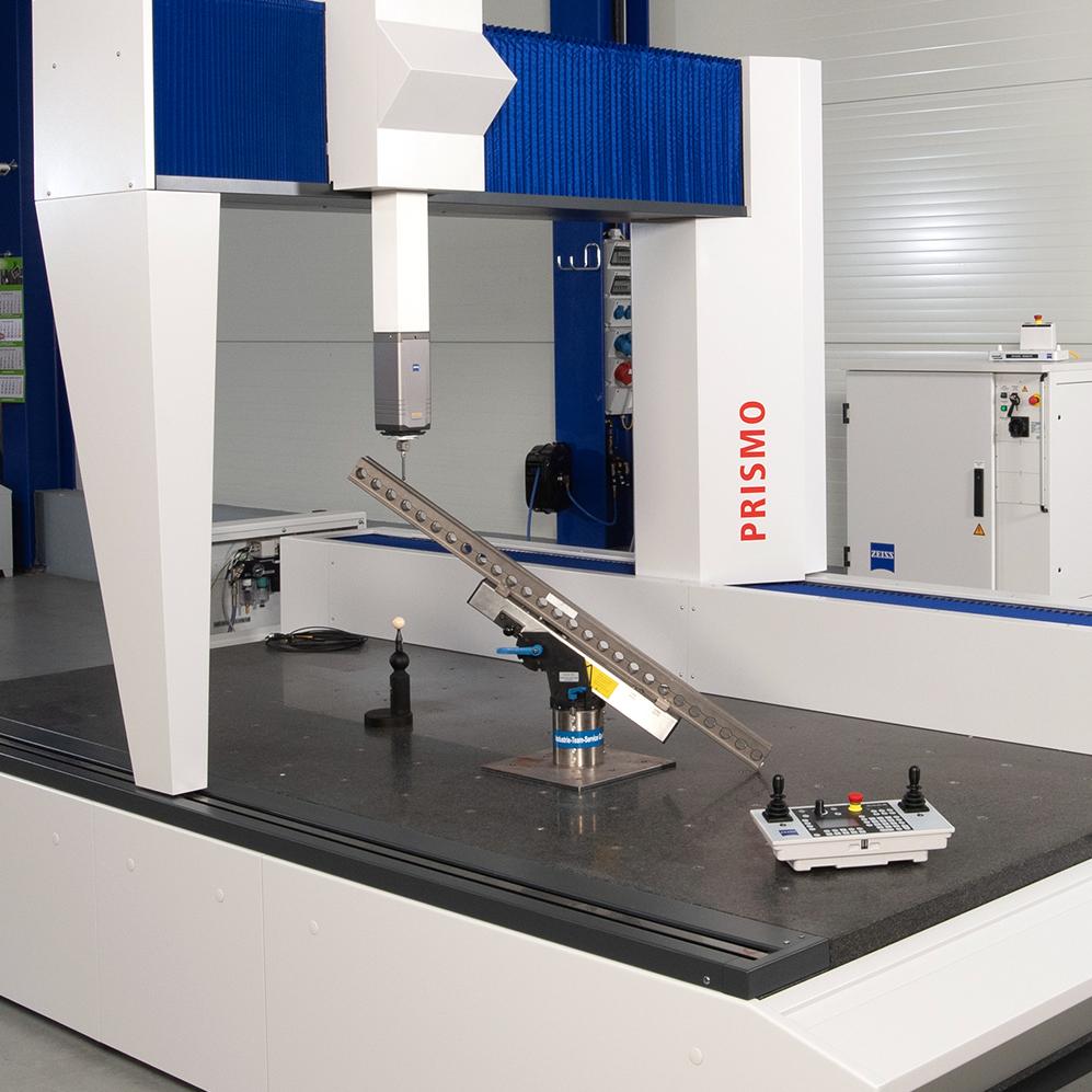 Dopo il ricondizionamento completo, la macchina usata viene nuovamente testata in base alle specifiche delle macchine nuove di ZEISS.