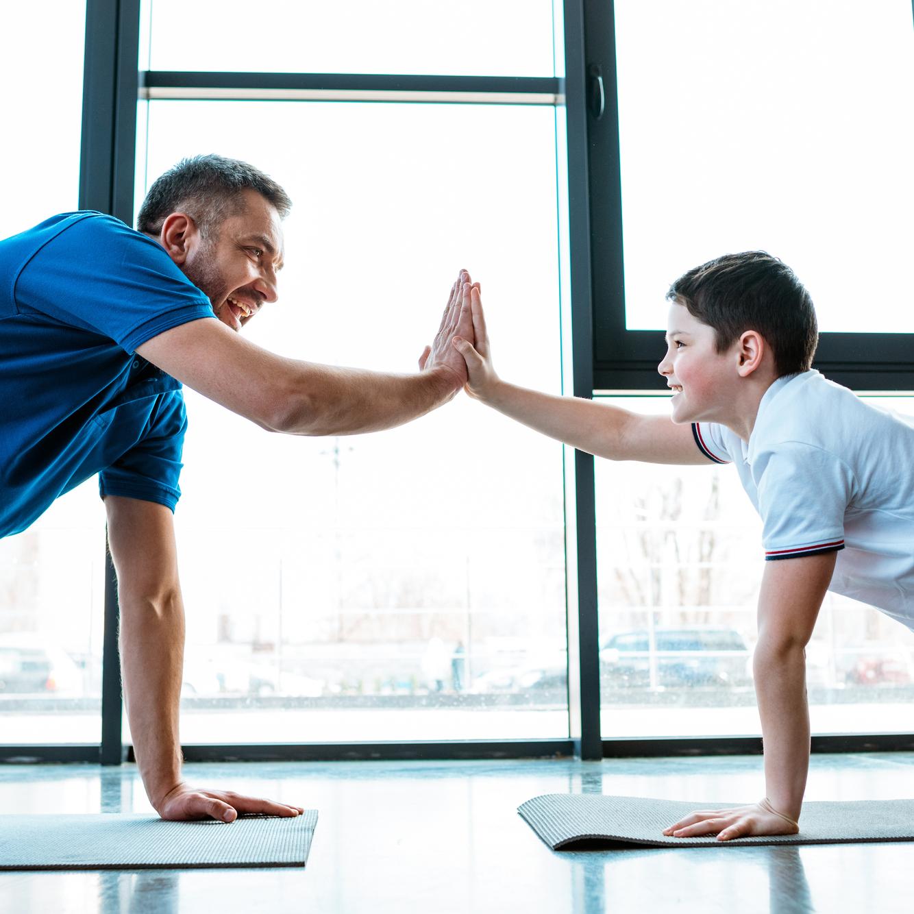 Padre e figlio fanno sport insieme