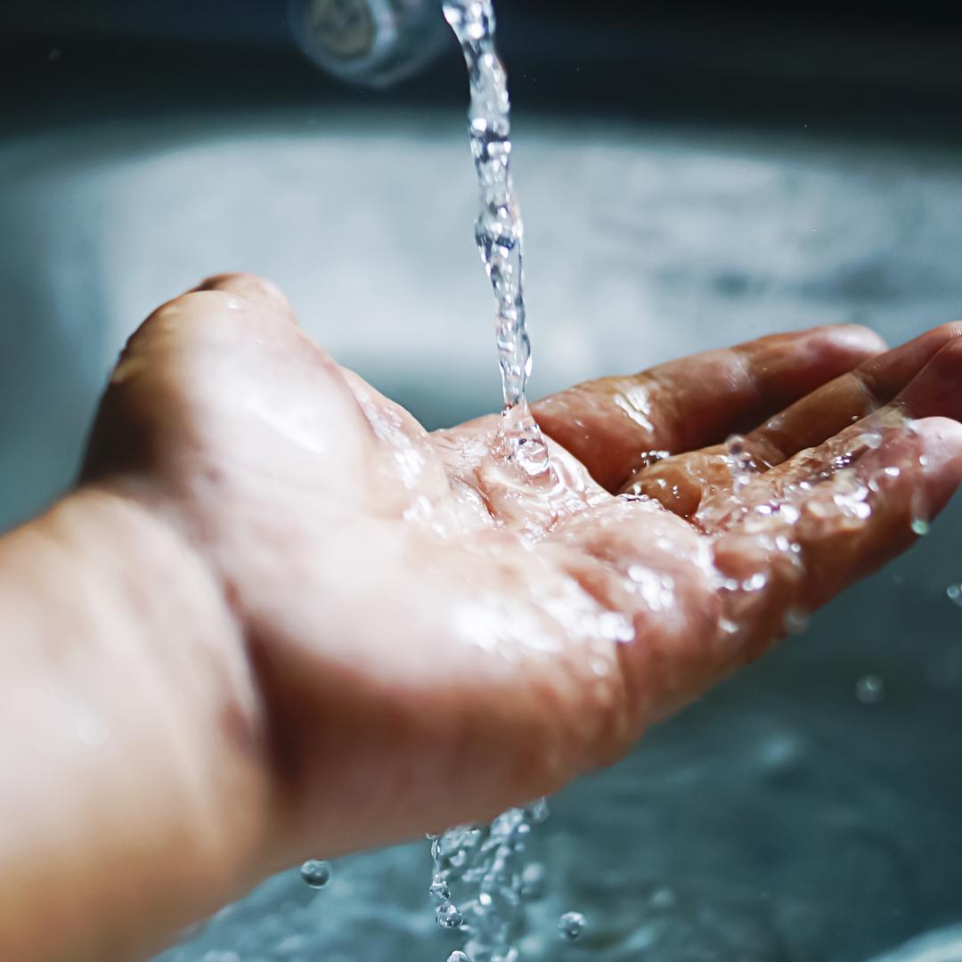 Mano con acqua