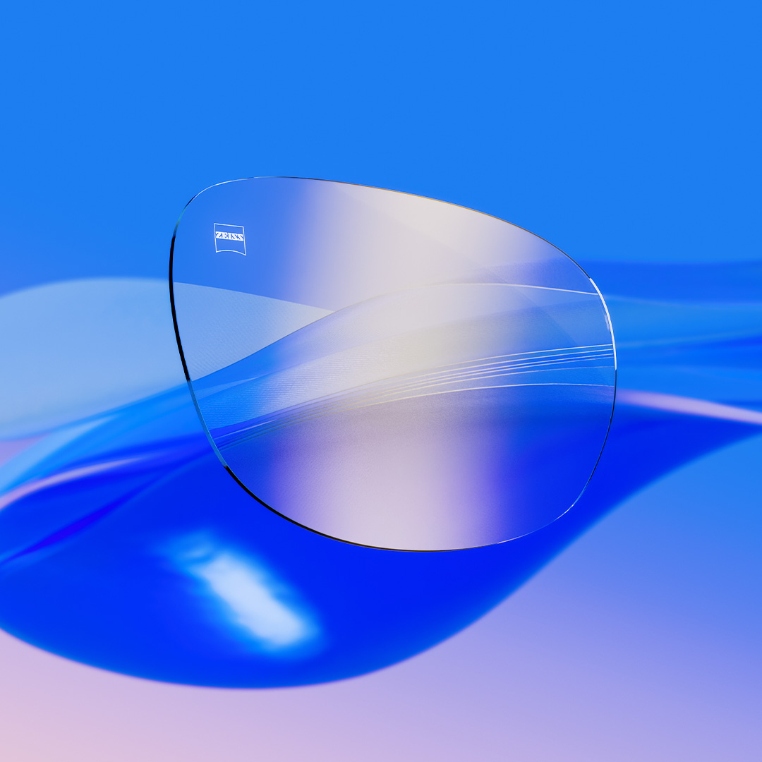 Lenti cristalline dotate di trattamento con ZEISS DuraVision Gold UV con un sottile riflesso dorato.