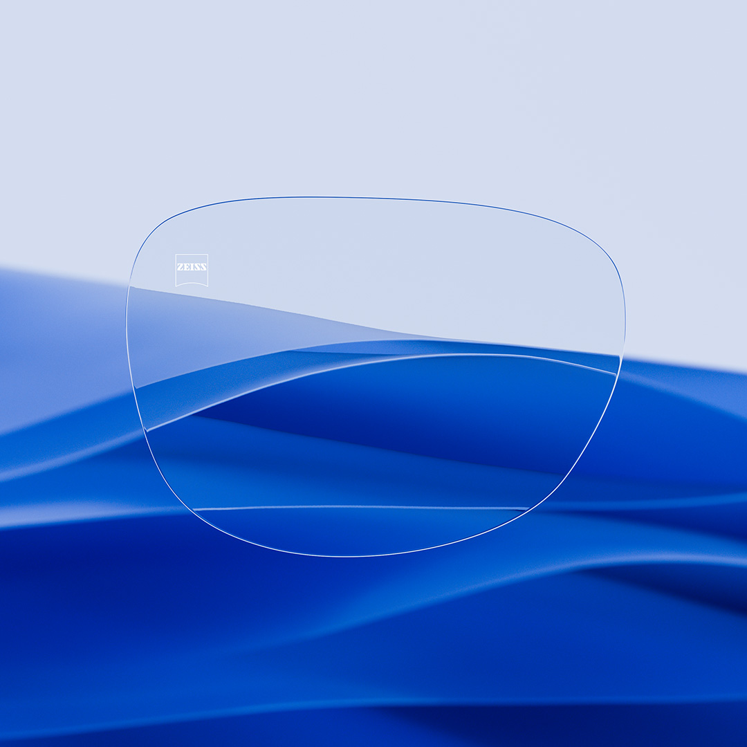 Lente per occhiali divisa, con un lato con trattamento ZEISS DuraVision chiaro e pulito, e l&apos;altro lato graffiato.