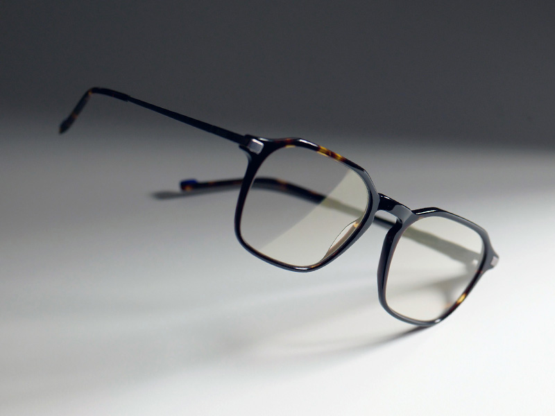Immagine di occhiali da vista in una montatura marrone con la sottile tonalità dorata di ZEISS DuraVision Gold UV.