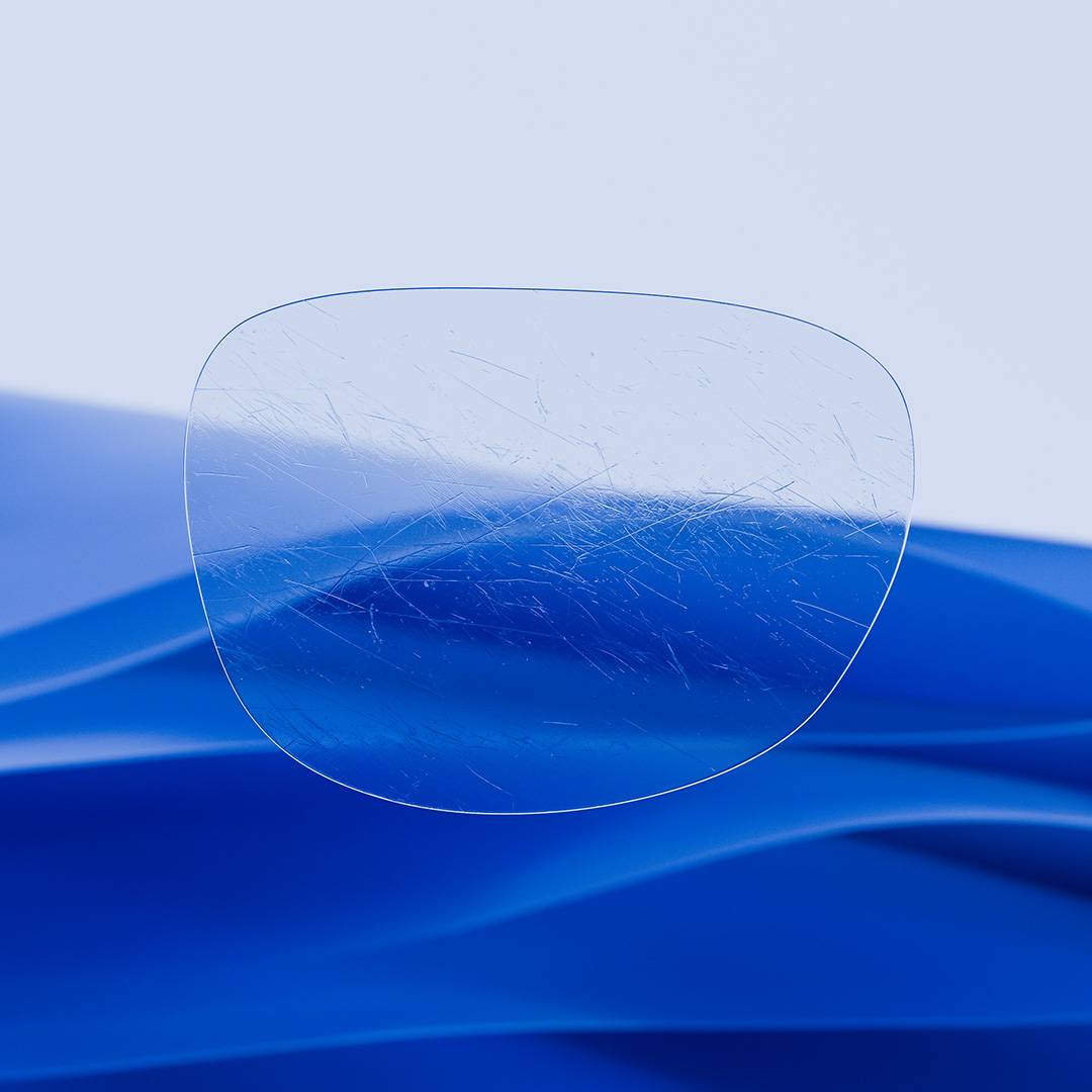 Lente per occhiali divisa, con un lato con trattamento ZEISS DuraVision chiaro e pulito, e l&apos;altro lato graffiato.