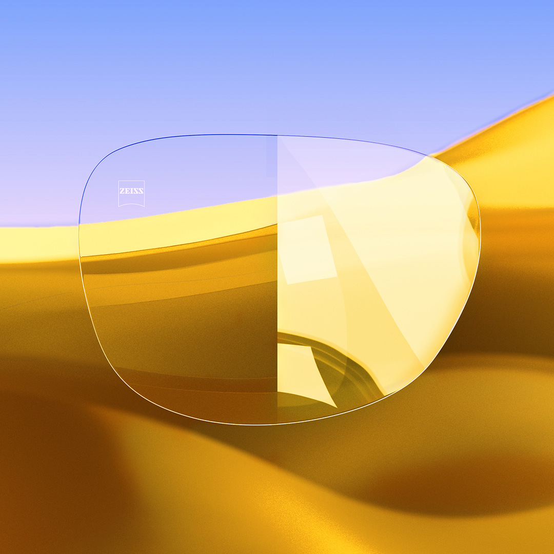 Una lente divisa, con un lato chiaro e pulito dotato di ZEISS DuraVision Gold UV e l&apos;altro lato che mostra forti riflessi luminosi. 