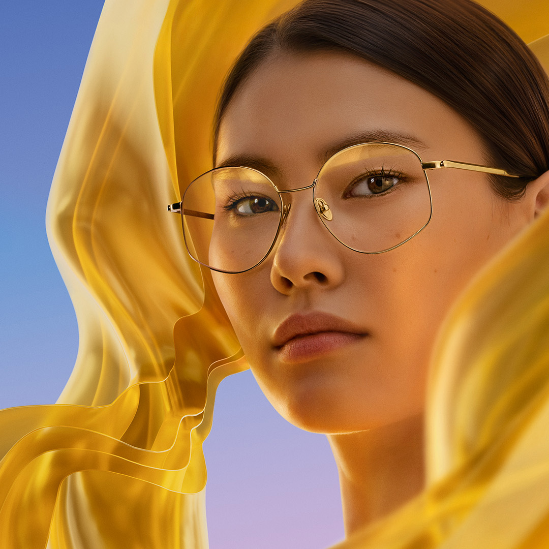 Donna che indossa lenti con trattamento antiriflesso ZEISS DuraVision Gold UV con un delicato riflesso dorato.