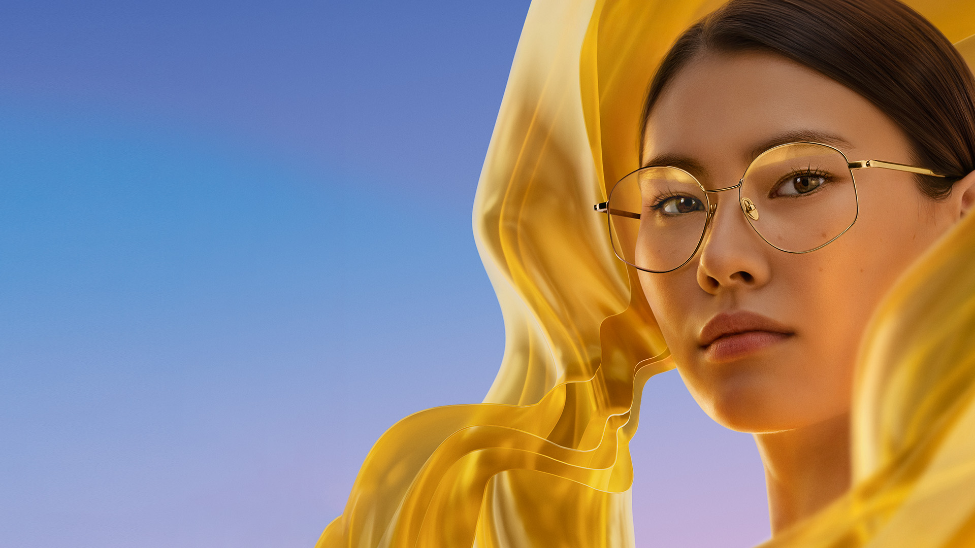 Donna che indossa lenti con trattamento antiriflesso ZEISS DuraVision Gold UV con un delicato riflesso dorato.
