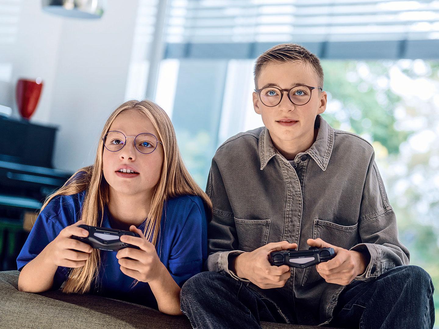 Un ragazzo e una ragazza che giocano ai videogame con una console.