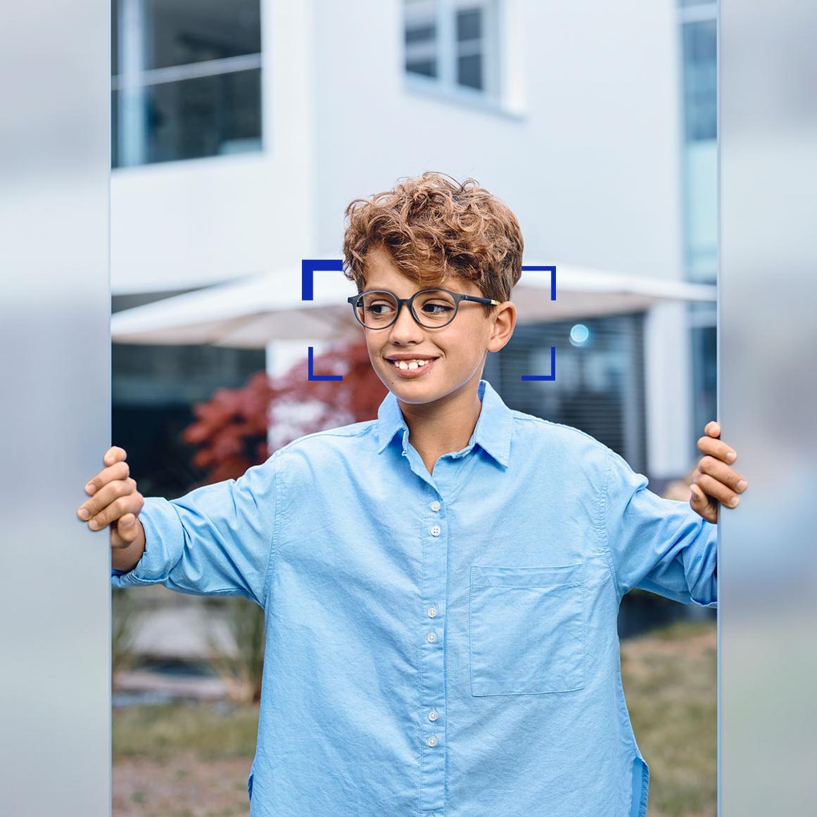 Ragazzo che indossa lenti SmartLife Young