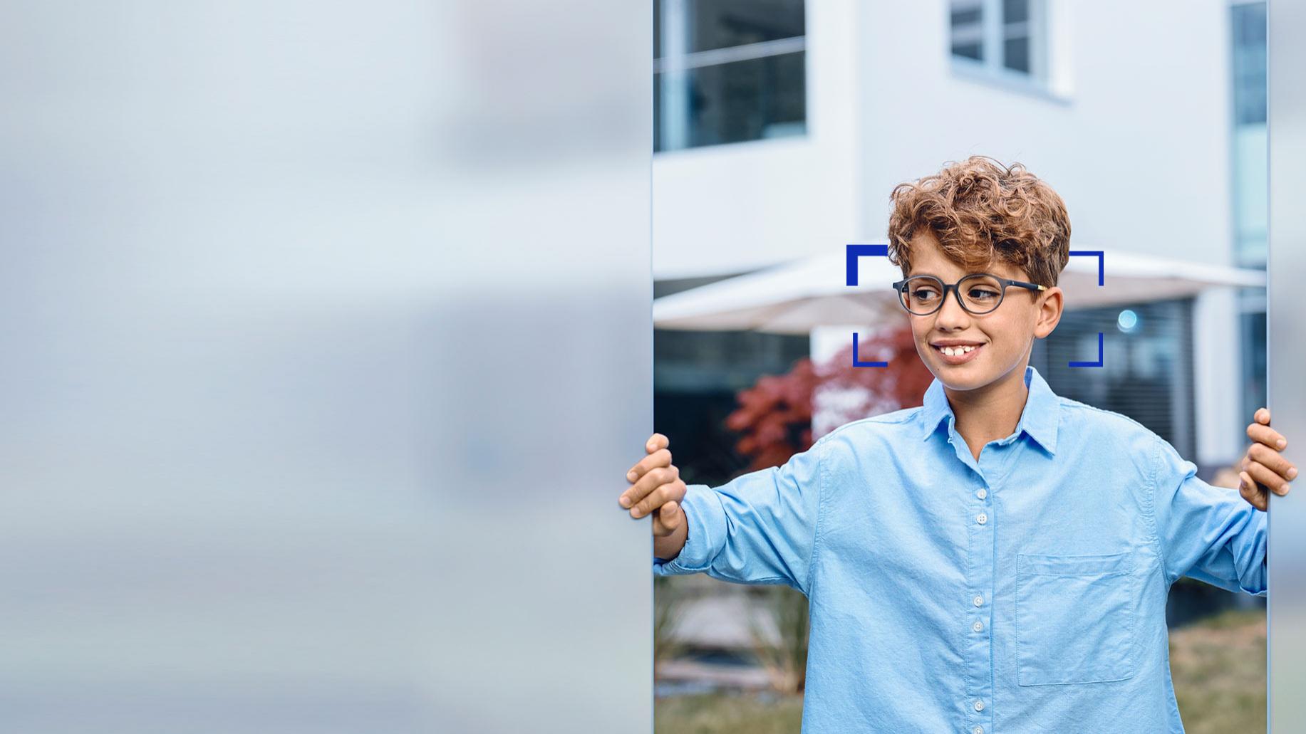 Ragazzo che indossa lenti SmartLife Young