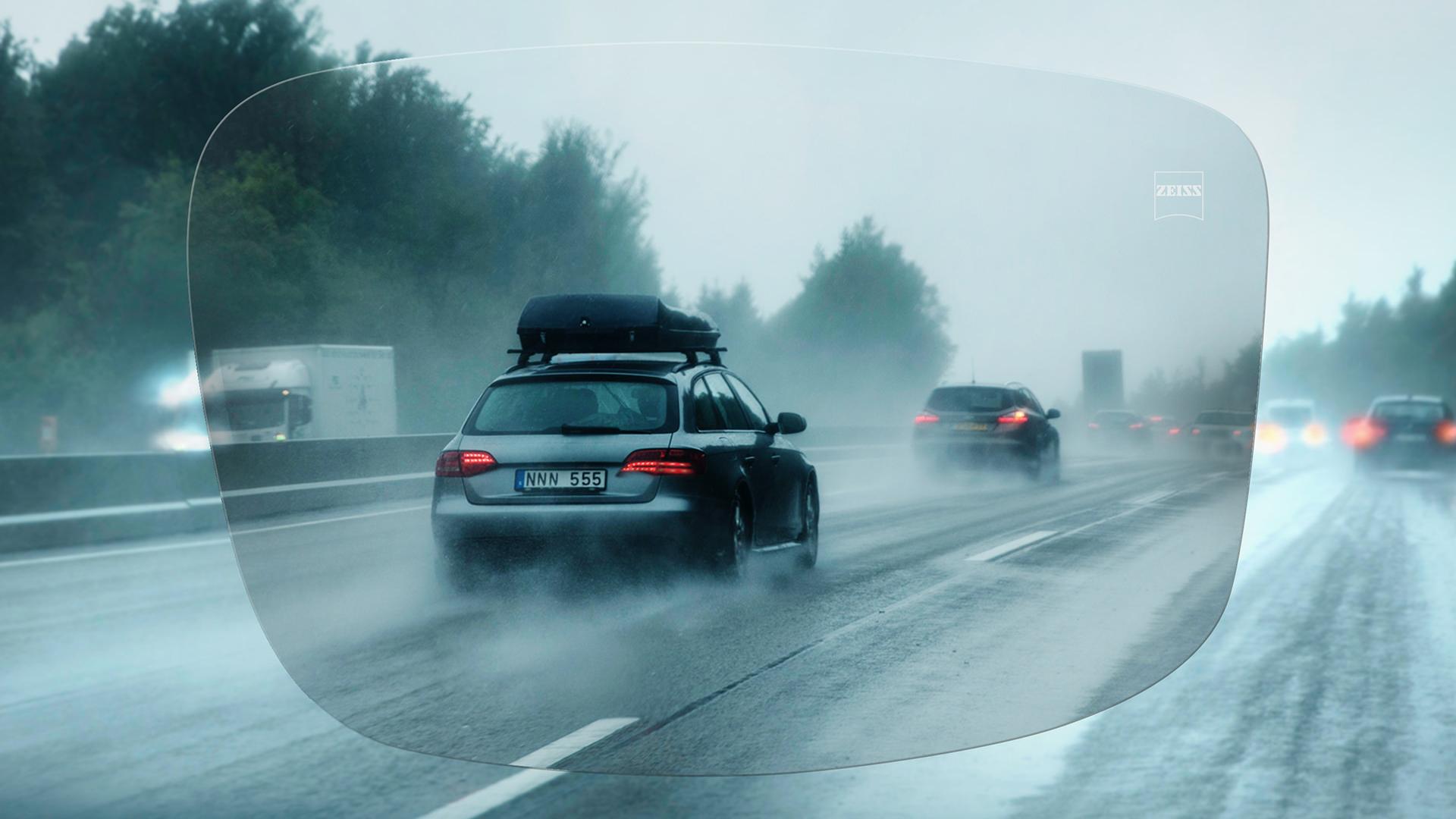 View through ZEISS DriveSafe Single Vision Lens at motorway on a rainy day 