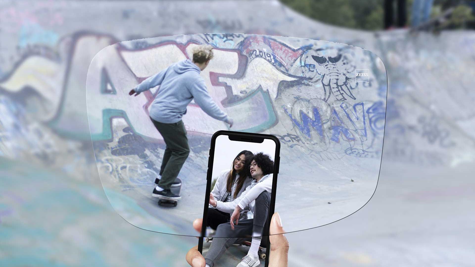 Vista di uno skate park attraverso le lenti monofocali ZEISS SmartLife Young. 