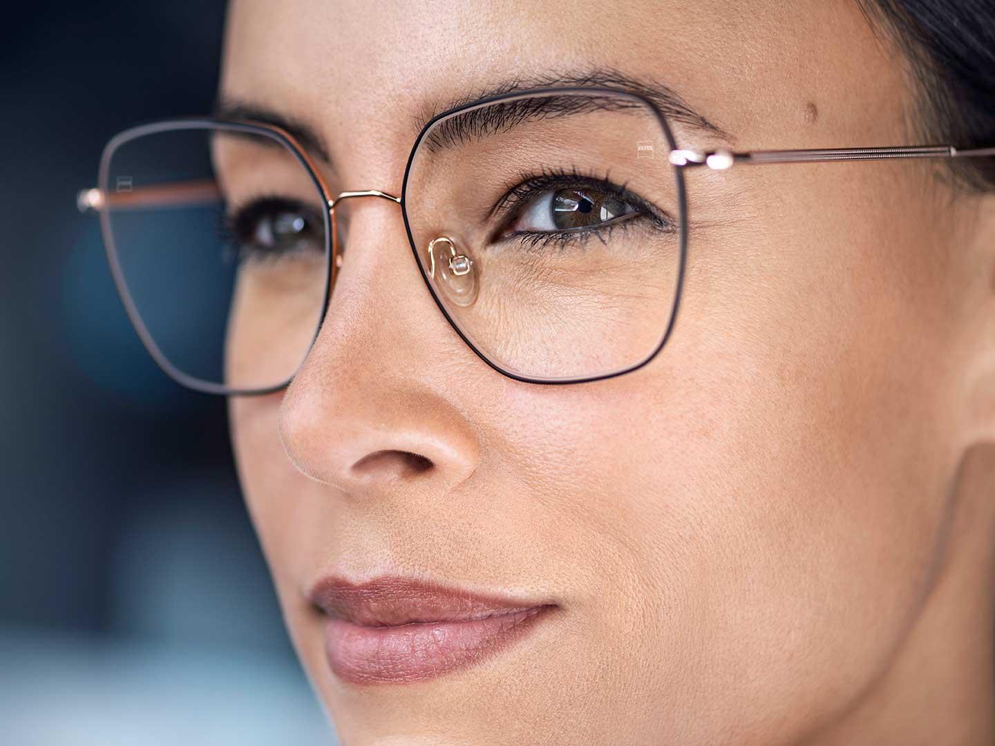 Livello di scurimento pari a quello di un paio di occhiali da sole all'esterno e lenti totalmente trasparenti in interni
