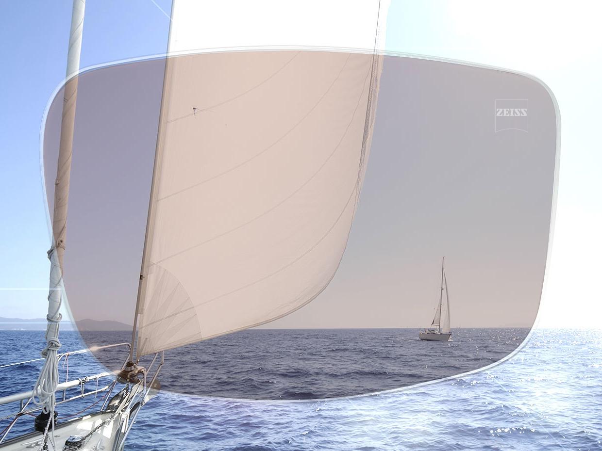 L'immagine mostra la vista di un oceano attraverso lenti polarizzate. Usando un cursore, è possibile confrontare l'effetto visivo tra la soluzione ZEISS e le lenti normali.