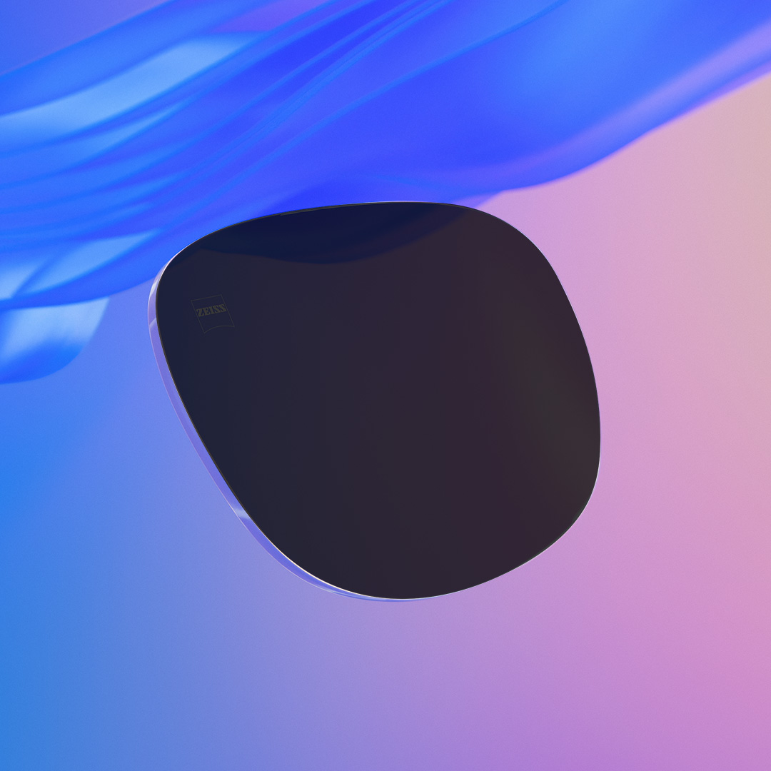 Immagine di paragone dove una metà mostra una lente per occhiali da sole graduati ZEISS dalla colorazione intensa, e l'altra la stessa lente, ma dalla colorazione meno intensa.