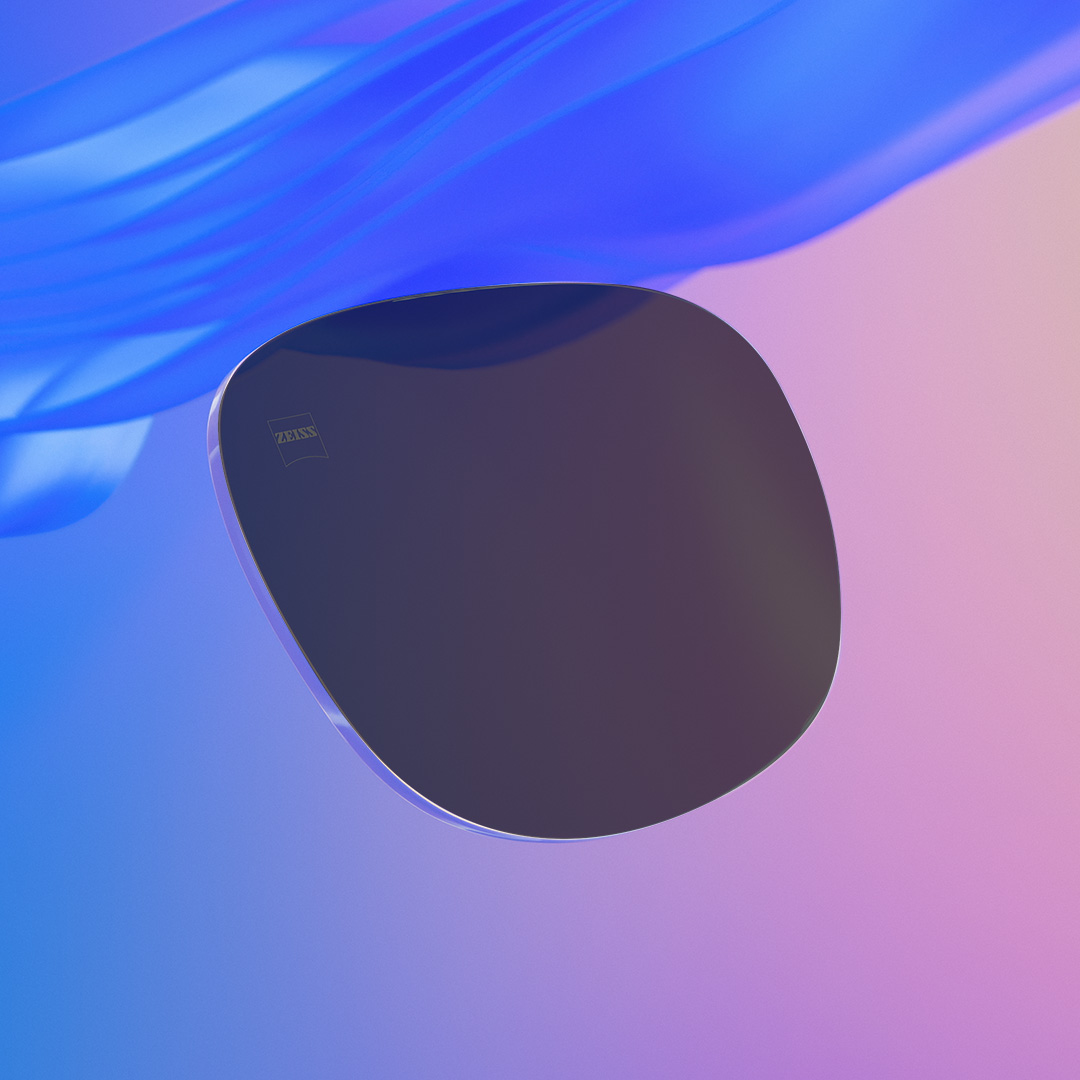 Immagine a scorrimento dove una metà mostra una lente per occhiali da sole graduati ZEISS dalla colorazione intensa, e l&apos;altra la stessa lente, ma dalla colorazione meno intensa.