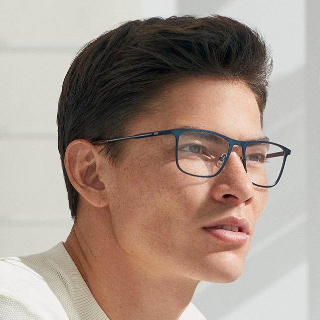 Giovane uomo che indossa ZEISS Eyewear by Marchon.