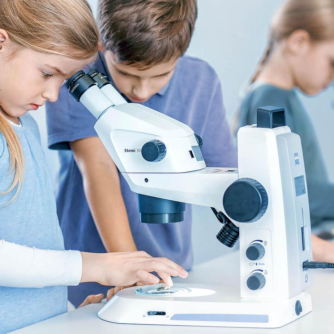 Bambini al microscopio