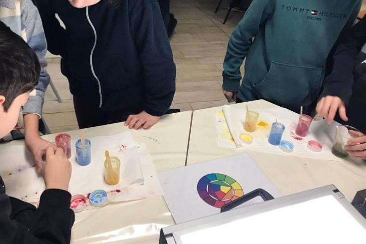 Bambini sperimentano con la cartella dei colori naturali