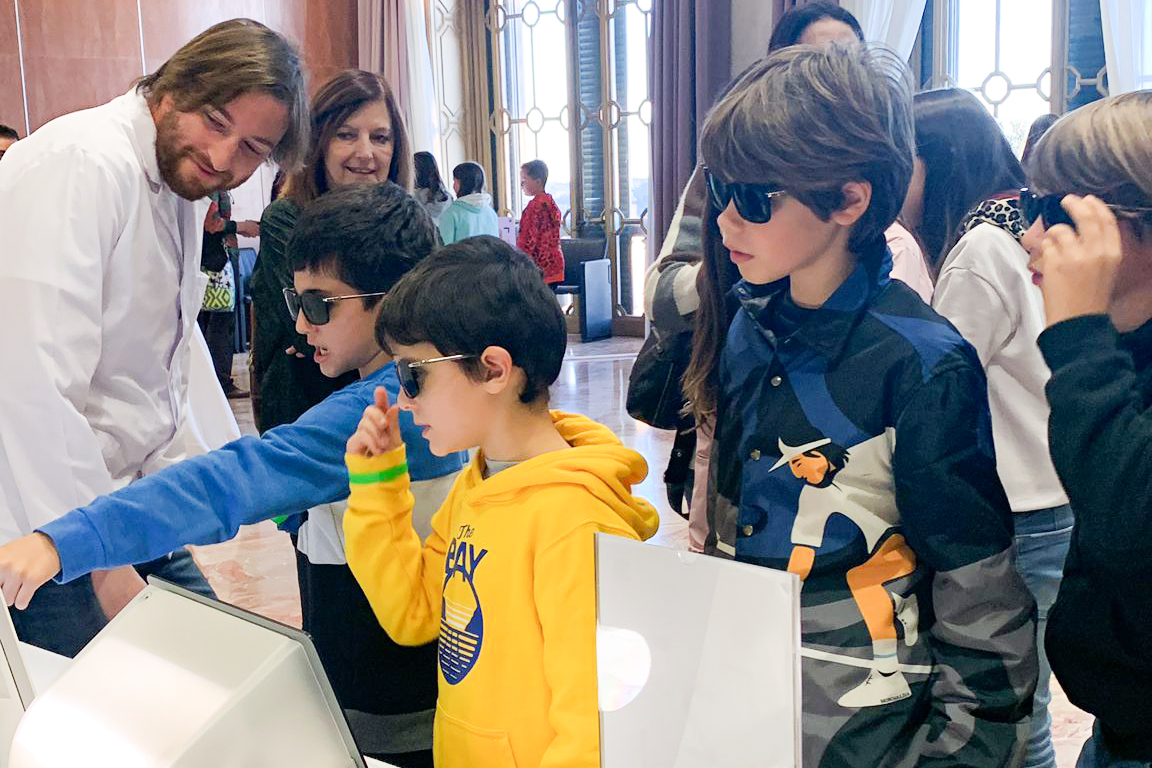 Bambini indossano occhiali da sole durante un workshop 