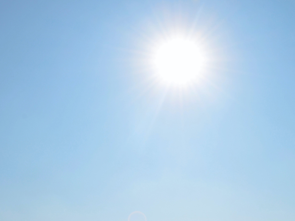 Immagine del sole e del cielo azzurro. 