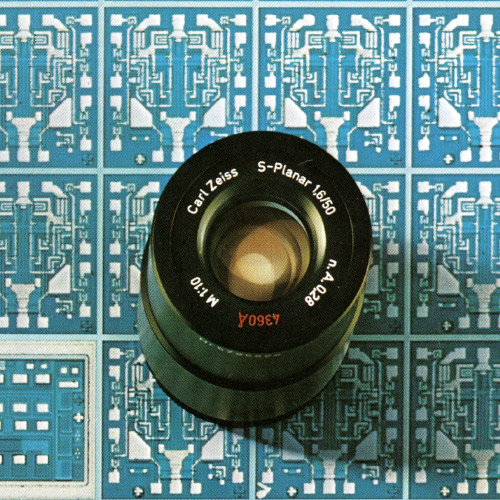 Un&apos;immagine di una lente ZEISS S-Planar in cima a delle microstrutture. 