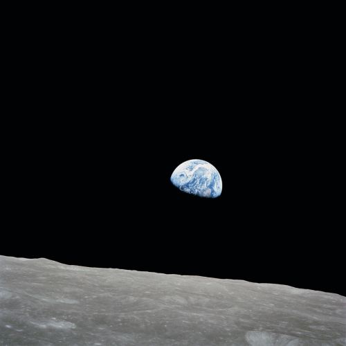 L&apos;iconica foto della Terra scattata con una lente Sonnar telephoto ZEISS da 250 mm durante la missione Apollo 8. 