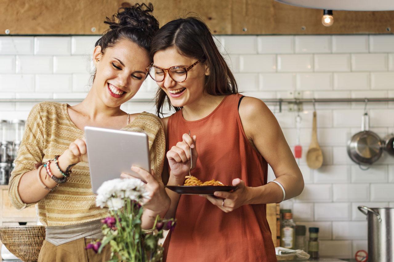 Amiche cuoche realizzano una ricetta