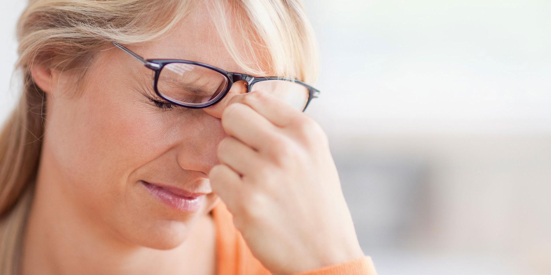 L’utilizzo degli occhiali sbagliati o condizioni di luce non adeguate possono danneggiare gli occhi?
