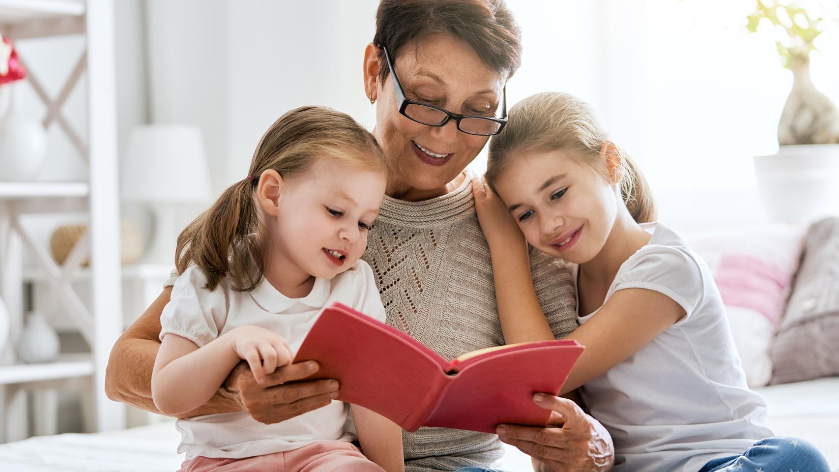 Nonna che legge un libro alle nipoti