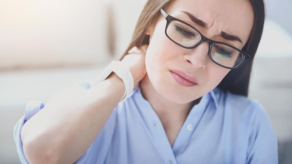 Lavorare tutto il giorno davanti allo schermo di un computer può causare dolori a collo, schiena e spalle.