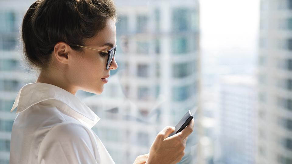 Al giorno d'oggi guardare uno smartphone è naturale come respirare.