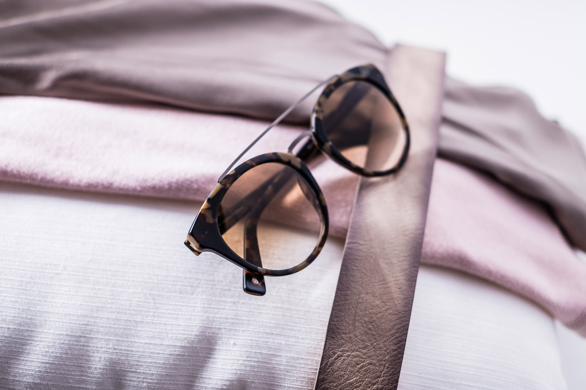 Anche se il marchio CE all'interno delle aste della montatura indica se gli occhiali da sole dispongono o meno di protezione UV, non è detto che la protezione sia a 400 nm.