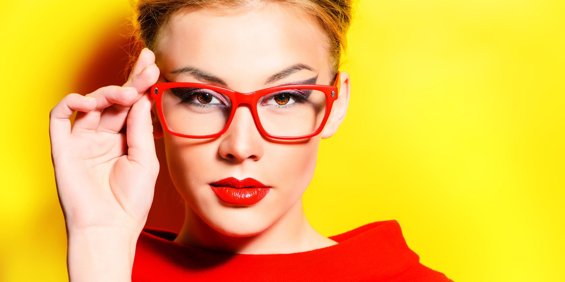 Suggerimenti per il trucco per le donne che indossano occhiali e lenti a contatto
