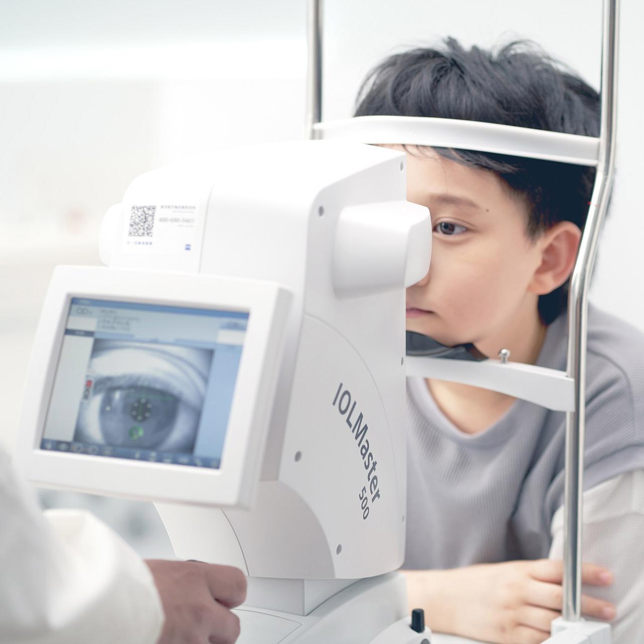 Ragazzo che viene sottoposto a un esame della vista con uno strumento ZEISS 