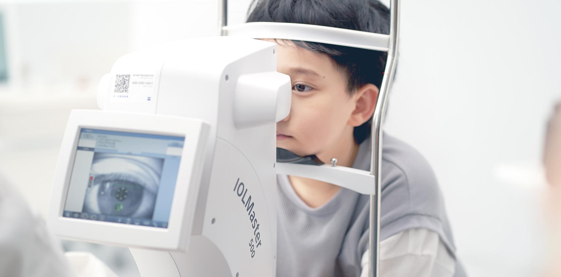 Ragazzina in una sala per visite oculistiche