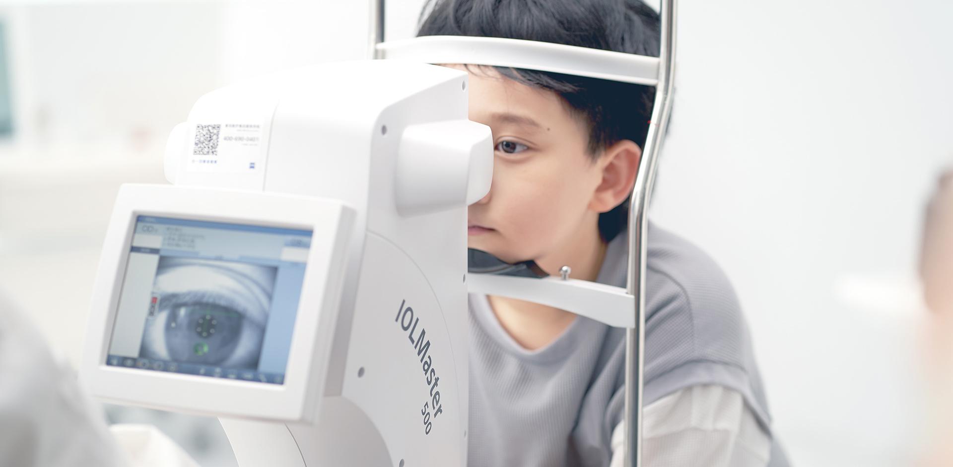 Ragazzina in una sala per visite oculistiche