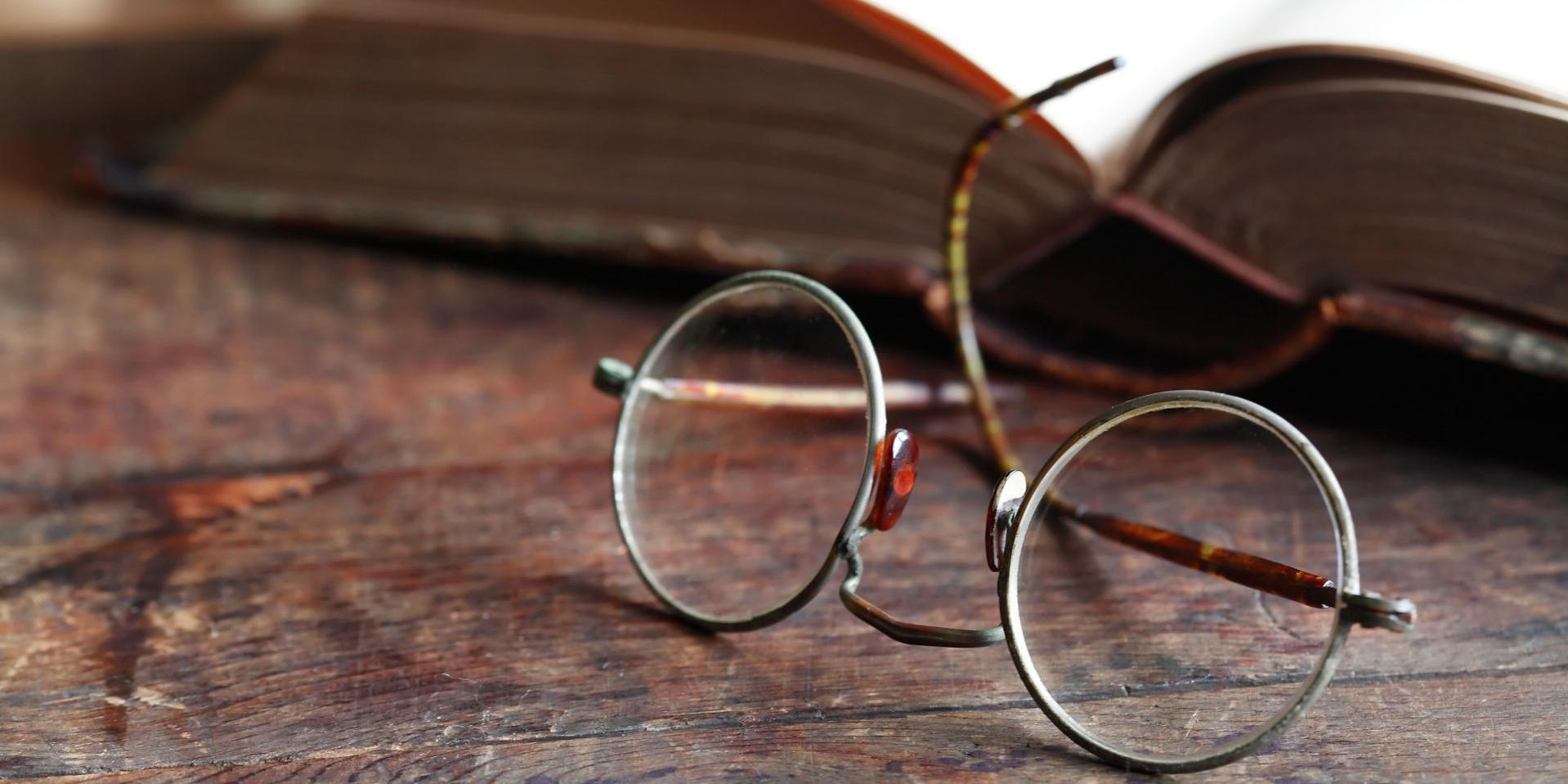 Un paio di occhiali davanti a un libro