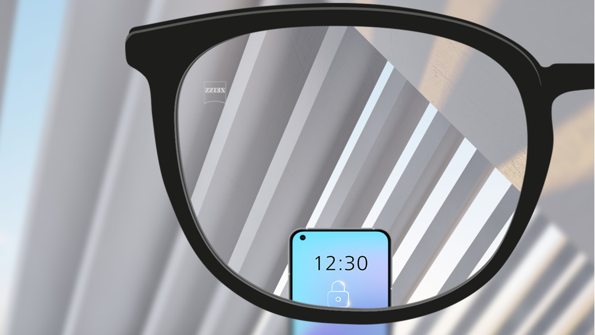 Immagine del punto di visione attraverso lenti monofocali ZEISS SmartLife con uno smartphone e la lenta completamente trasparente.