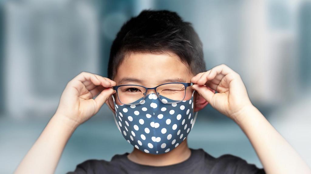 Come disinfettare gli occhiali e non farli appannare con la mascherina