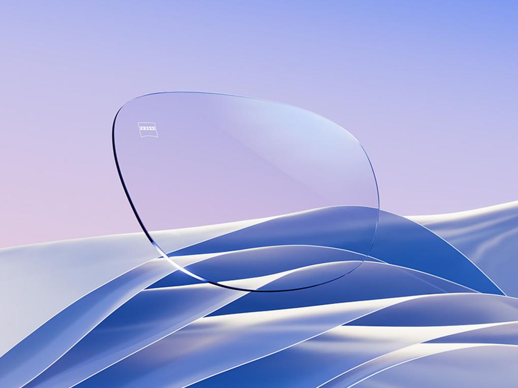 Rappresentazione CGI di una lente da vista trasparente con un delicato riflesso blu e bianco.