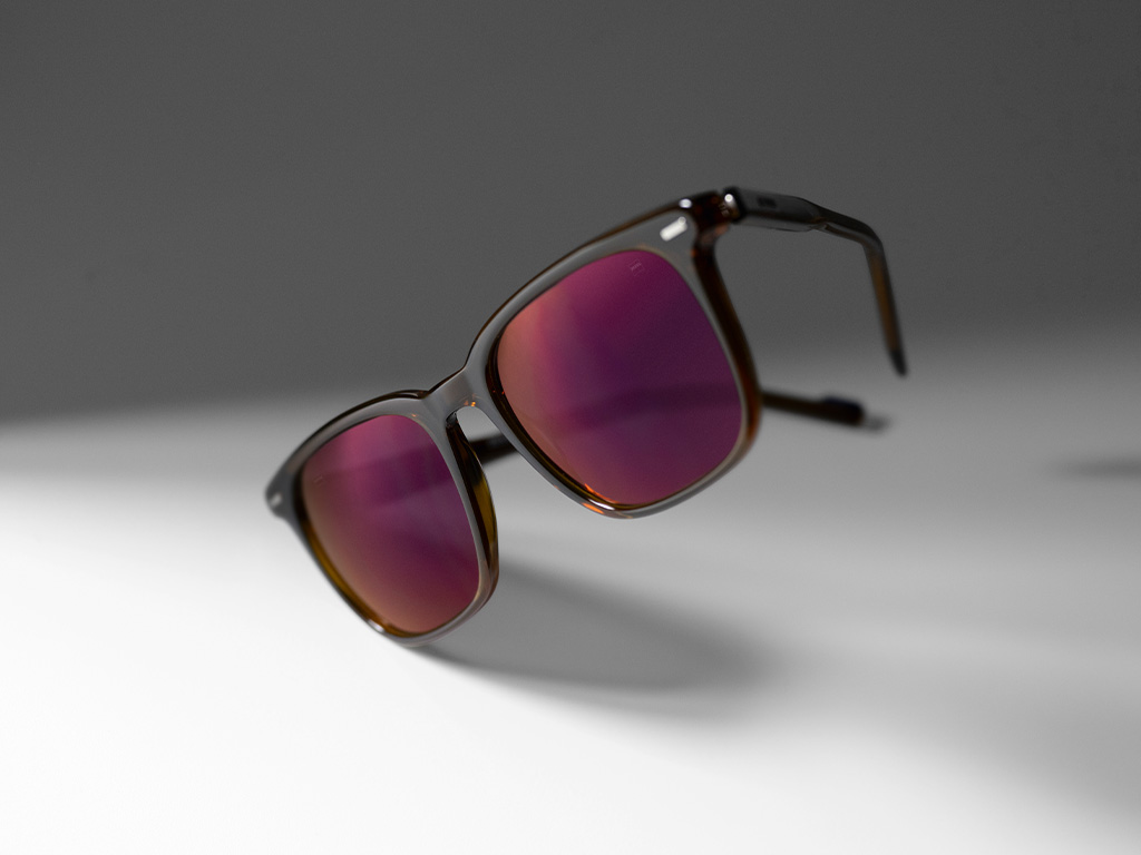 Immagine di una lente per occhiali da sole graduati ZEISS con colorazione Burgundy e trattamento ZEISS DuraVision Gold.