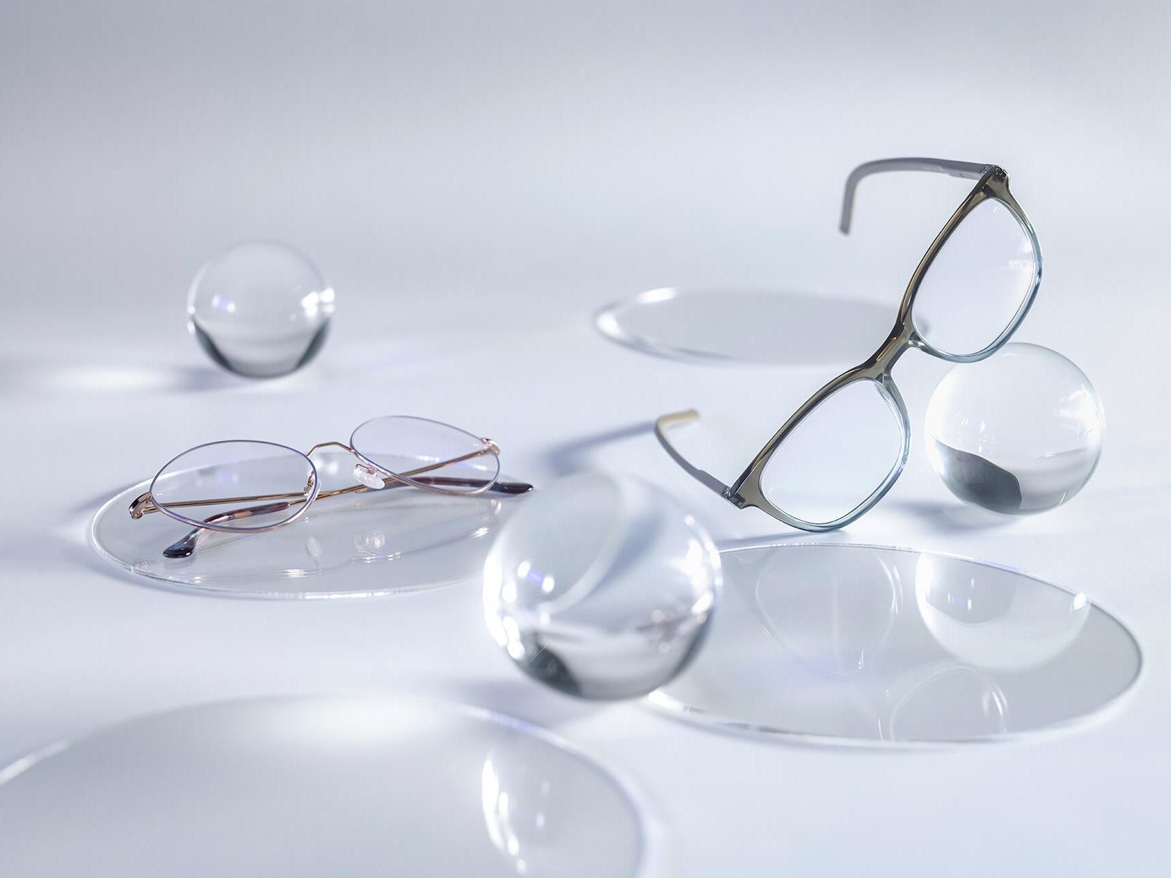 Occhiali con lenti ZEISS dotate di trattamento DuraVision® Silver e prive di riflessi rispetto alle sfere in vetro circostanti.
