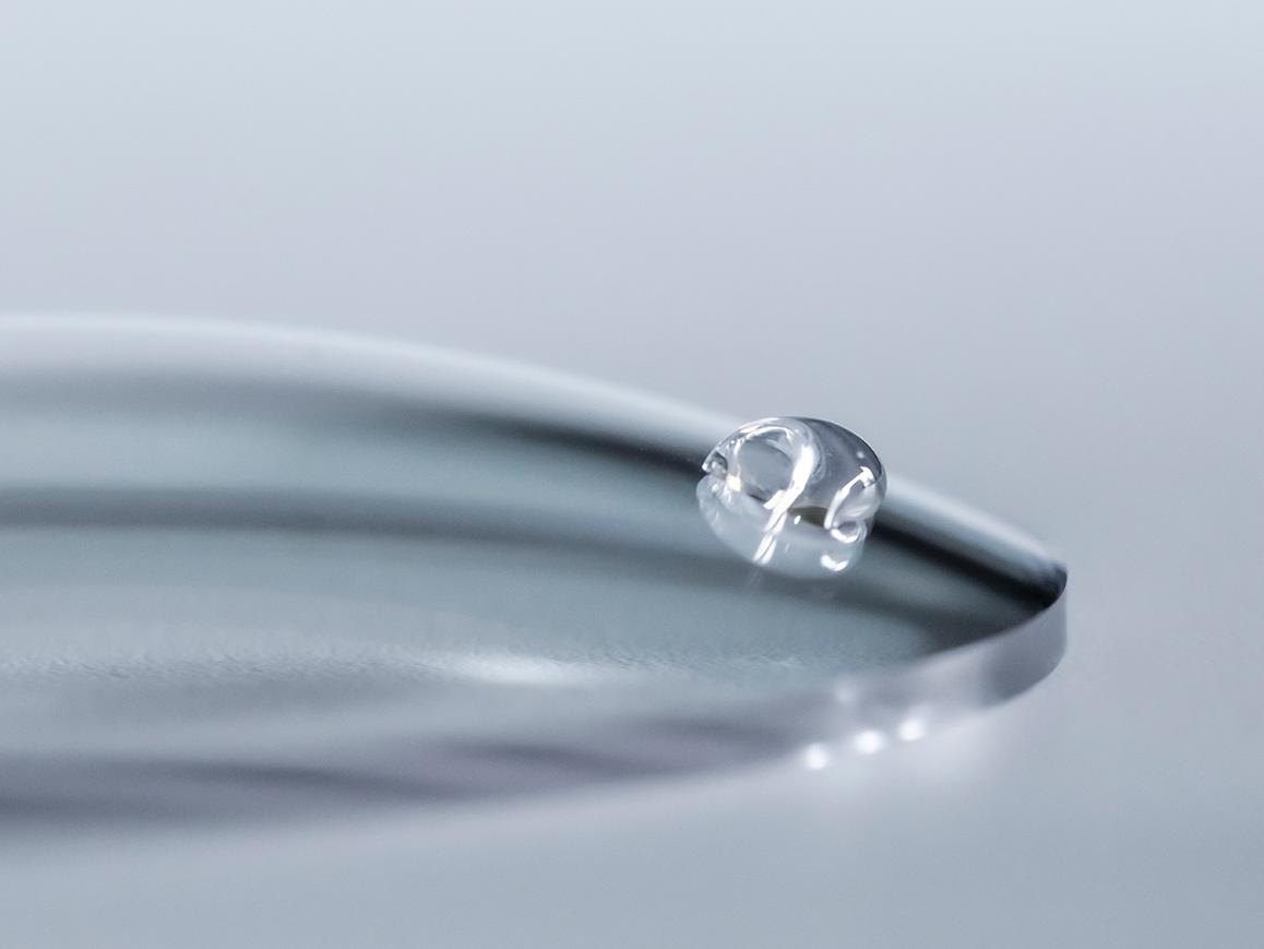 Una goccia d&apos;acqua scivola via da una lente ZEISS con un trattamento per facilitarne la pulizia.
