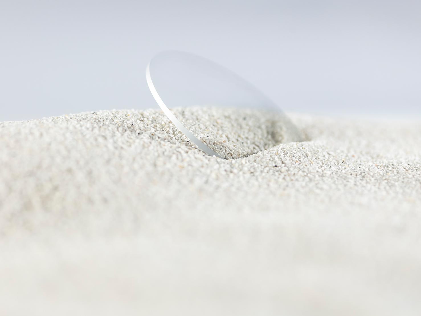 Una lente ZEISS con trattamento indurente se immersa nella sabbia, rimane priva di graffi.