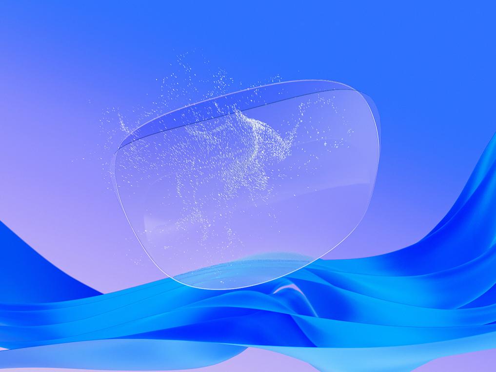 Illustrazione CGI 3D di una lente per occhiali trasparente su cui viene applicato un trattamento antistatico, che dimostra la sua capacità di respingere le particelle di polvere e mantenere la superficie pulita.